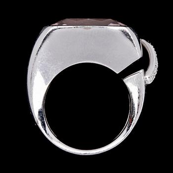 RING, Chaumet, fantasislipad morganit med briljantslipade diamanter.