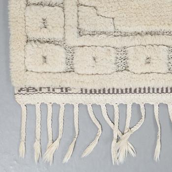 Märta Måås-Fjetterström, A CARPET, "Vita spetsporten", knotted pile in relief, ca 242,5 x 168,5 cm, signed AB MMF.