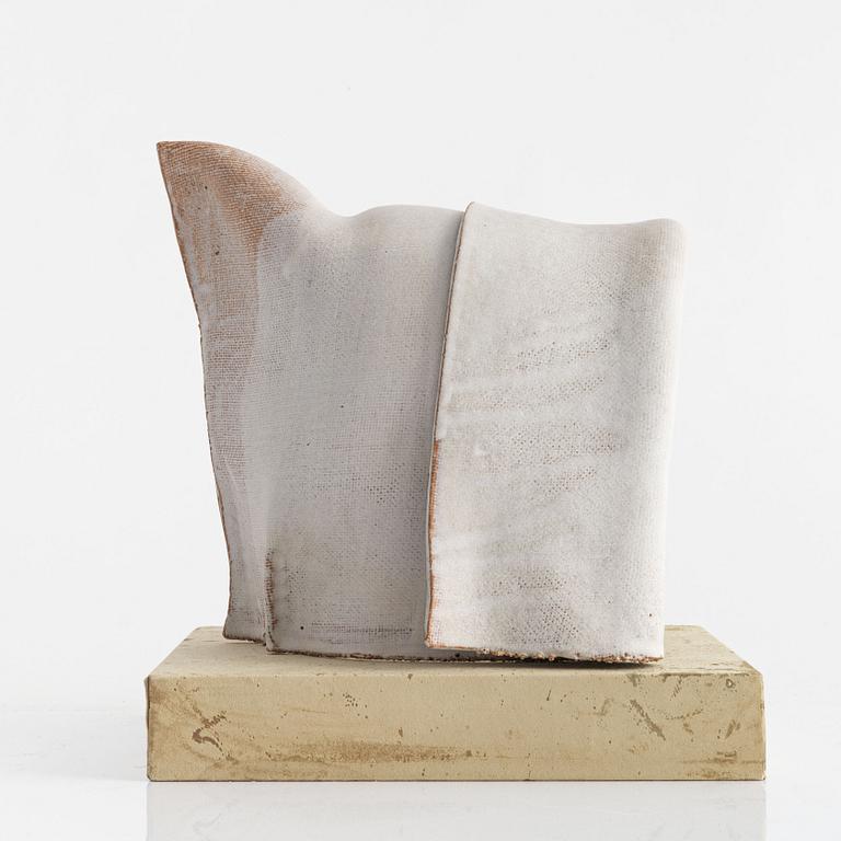 Hertha Hillfon, skulptur, lergods, "Hätta", signerad Hillfon.