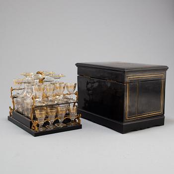 A liquor casket set, late 19th century.