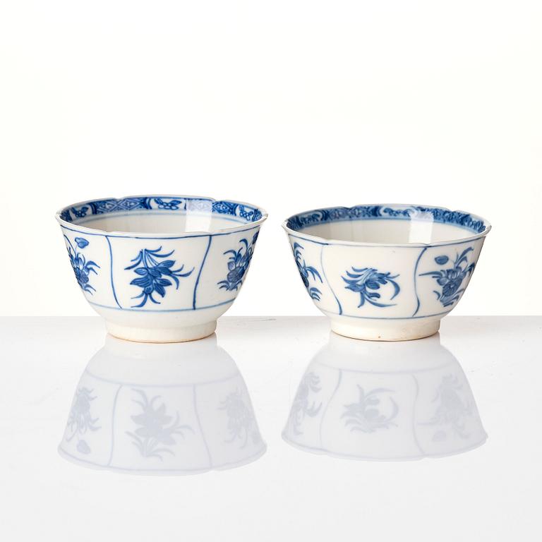 A pair of blue and white 'soft paste' cups with saucers, Qing dynasty, Kangxi (1662-1722).