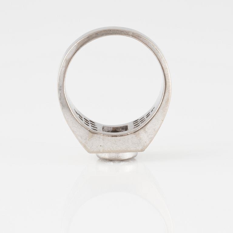 RING, med gammalslipad diamant ca 1.00 ct samt 10 små briljantslipade diamanter på vardera sida.