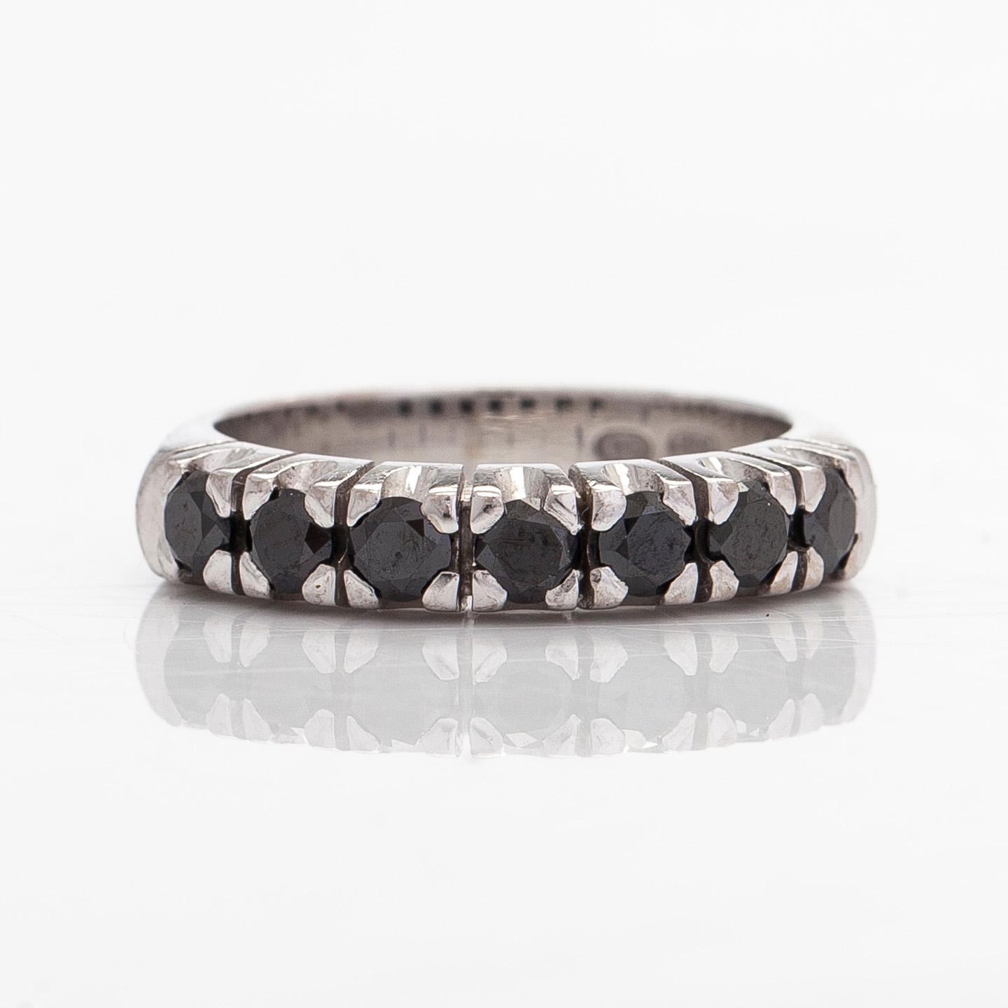 Ring, 14K vitguld med svarta briljantslipade diamanter, finska stämplar 2015.