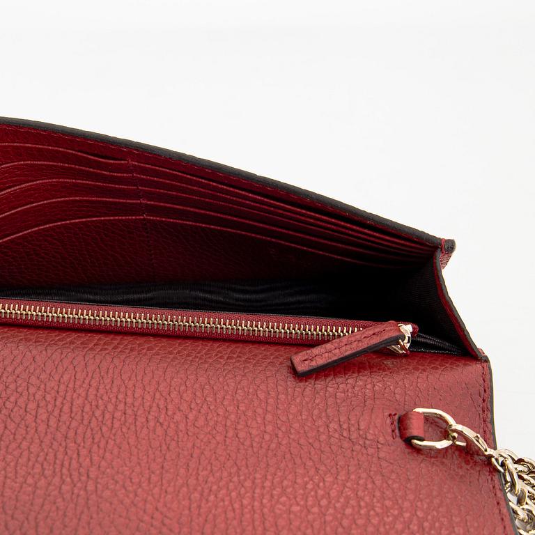 Gucci, a leather 'Dollar betty wallet chain' handbag.