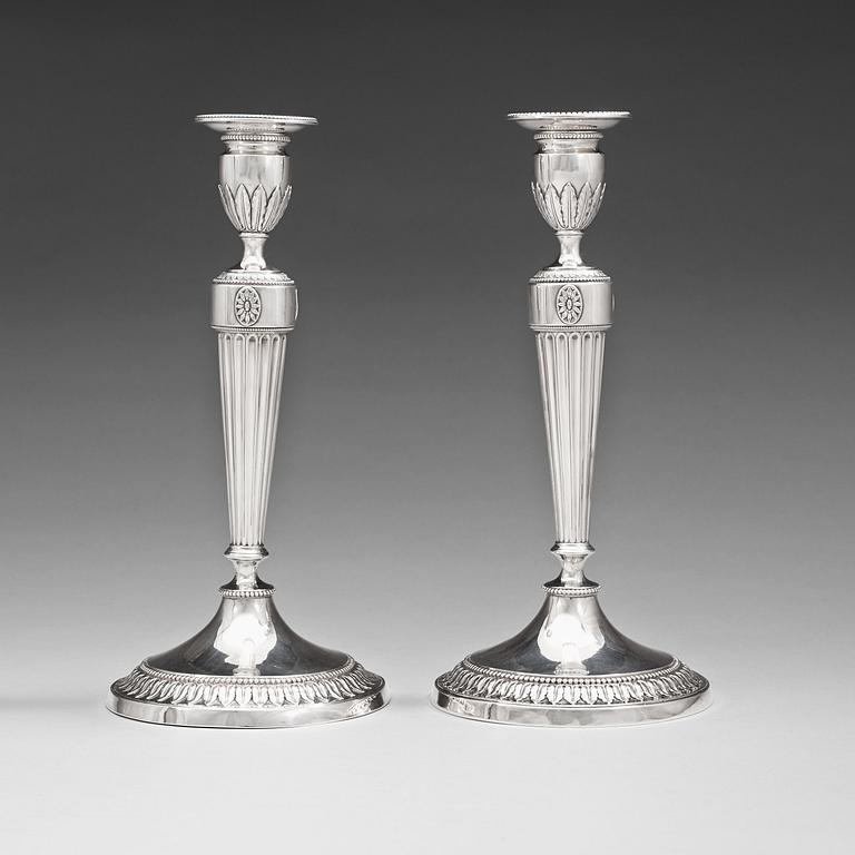 A pair of English 18th century silver candlesticks, marks of John Schofield, London 1778.