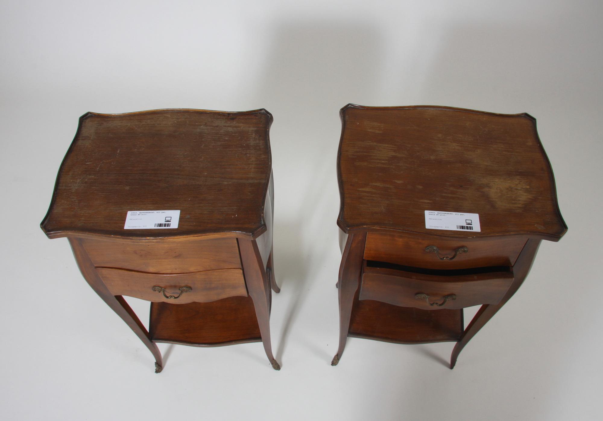 NATTDUKSBORD, ett par, Louis XV-stil.