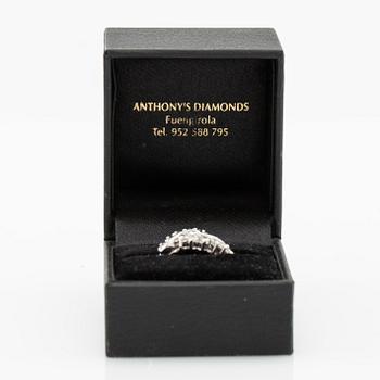 Ring 18K white gold set with round brilliant-cut diamonds.