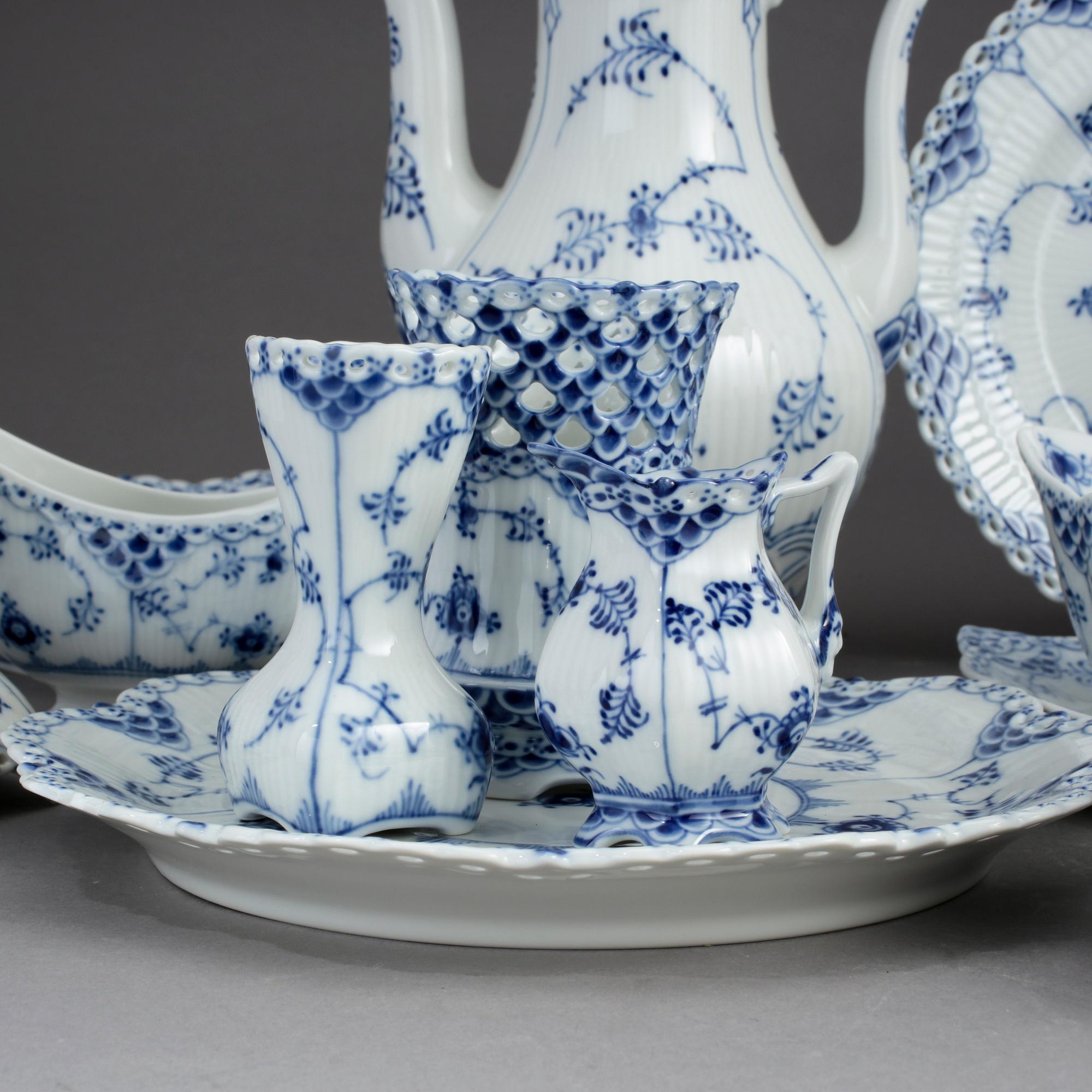 SERVISDELAR, porslin, 66 delar, "Musselmalet", Royal Copenhagen.
