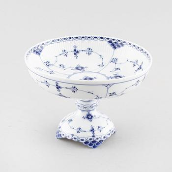 A porcelain coffee set of 29 pcs, 'Musselmalet', Royal Copenhagen, Denmark, first half of the 20th century.