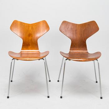 Arne Jacobsen, stolar, 2 st, "Grand Prix", Fritz Hansen, 1960-tal.