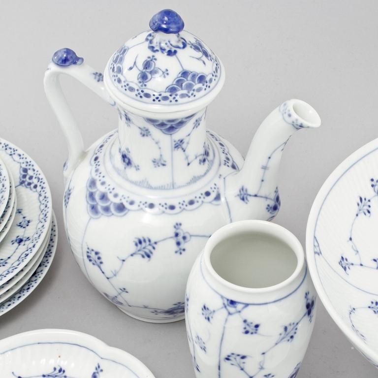 SERVISDELAR, 13 st, porslin "Musselmalet", Royal Copenhagen samt Bing & Gröndahl, Danmark, 1900-talets andra hälft.