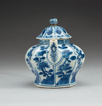 A blue and white  tea pot with cover. Qing dynasty, Kangxi (1662-1722).