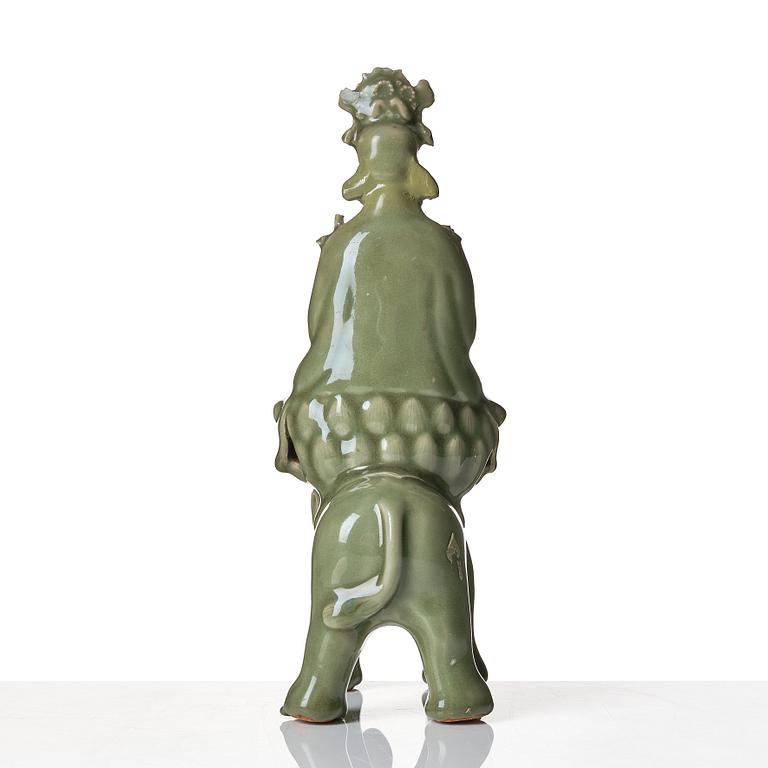 Guanyin, keramik. Troligen Longquan, Mingdynastin 1600-tal.