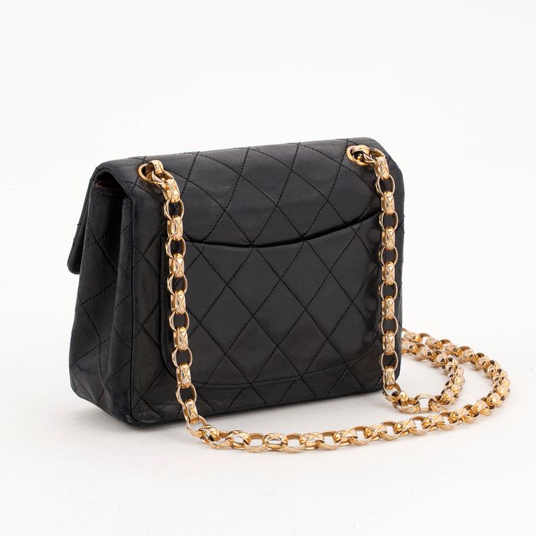 CHANEL, a quilted black leather shoulderbag.