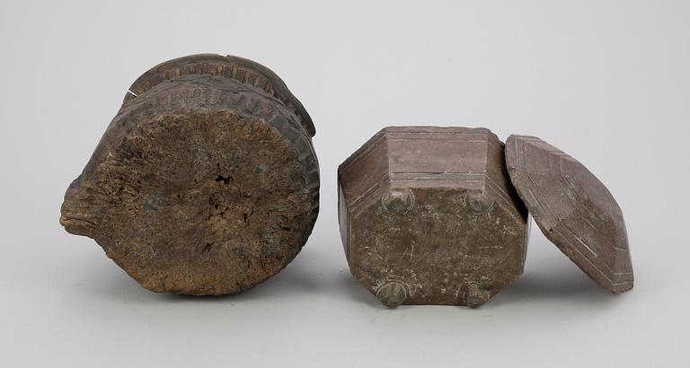 MORTEL samt ASK med LOCK, 2 delar, trä samt kalksten, bl.a 1800-tal.