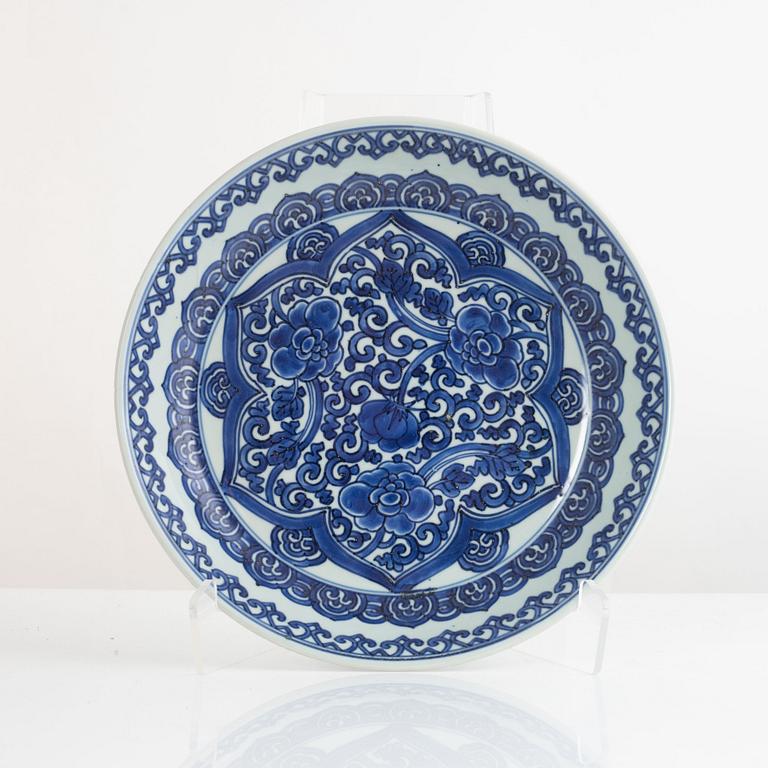 A Chinese blue and white porcelain dish, Qing dynasty, Kangxi (1662-1722).
