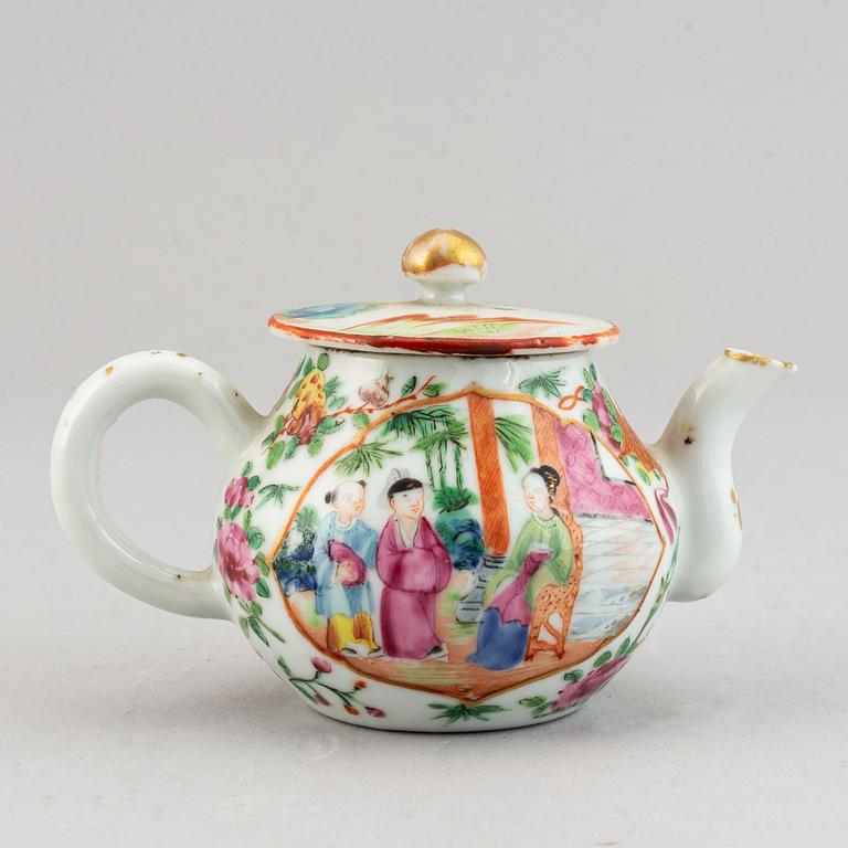 Four famille rose canton porcelain objects, Qing dynasty, late 19th century.