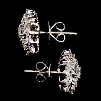 ÖRHÄNGEN, 1 par, 14 k vitguld, briljantslipade diamanter tot  ca 1.0 ct.