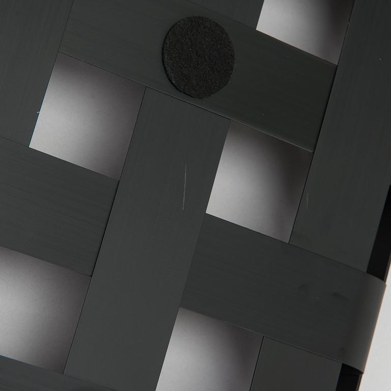 Eero Aarnio, kori, malli EA06 B "CrissCross", Alessi, 2013.