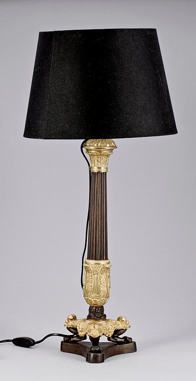 BORDSLAMPA, empirestil, delvis brons, 1900-talets början.