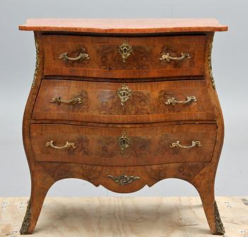 BYRÅ med stenskiva, rokokostil, 1900-talets mitt.