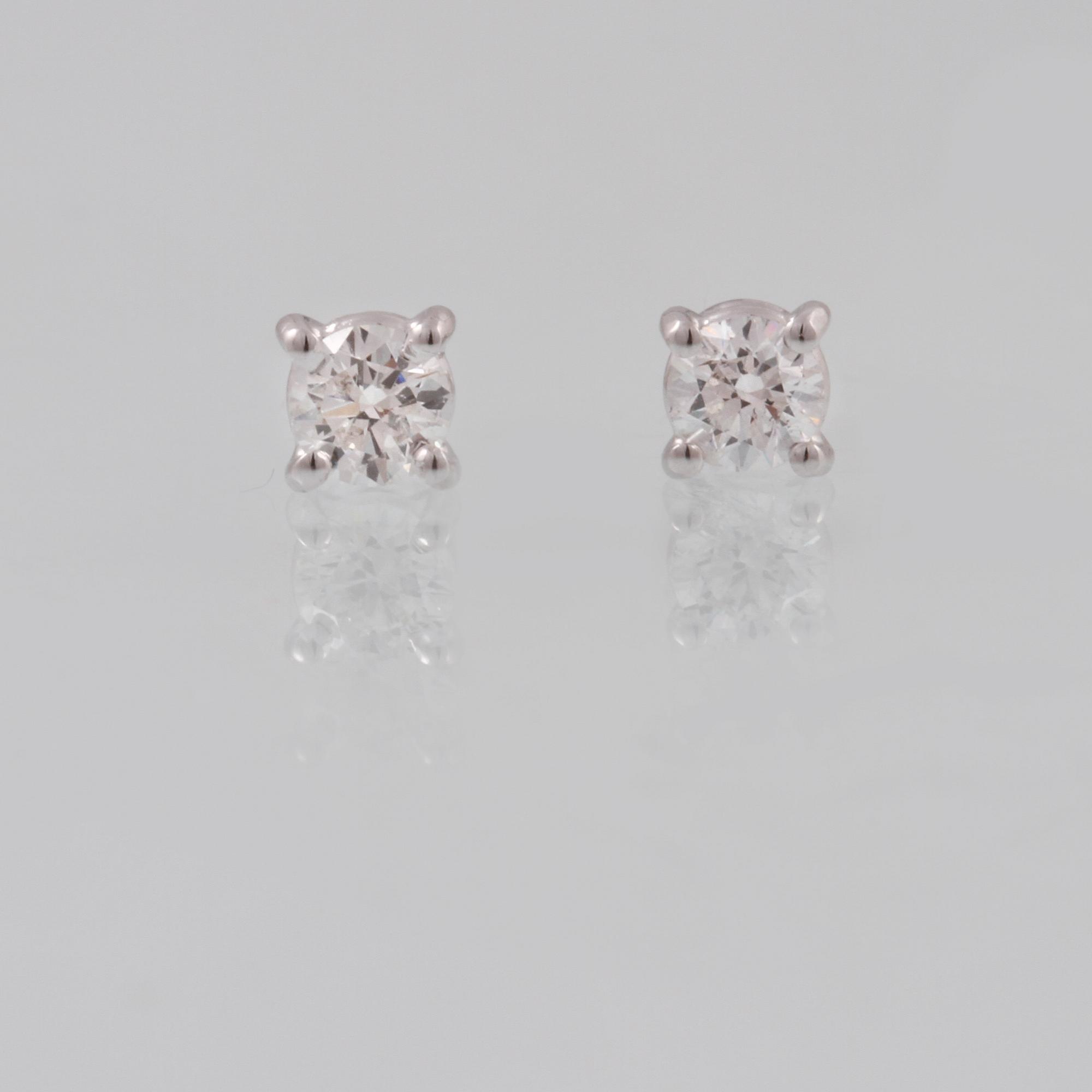 ÖRHÄNGEN, 18K vitguld med briljantslipade diamanter ca 0.28 ct. Vikt  1,3 gram.