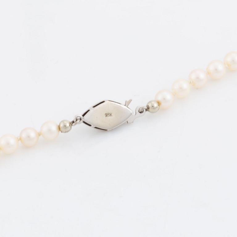 Cultured pearl necklace, clasp 18K white gold.