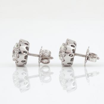 ÖRHÄNGEN med briljantslipade diamanter 1.00 ct samt 1.00 ct, båda kvalitet G/VS2 enligt certifikat från GIA.
