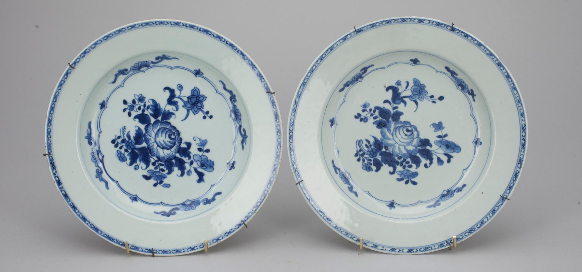 TALLRIKAR, 2+3, porslin, snarlika, Kina 1700-tal.