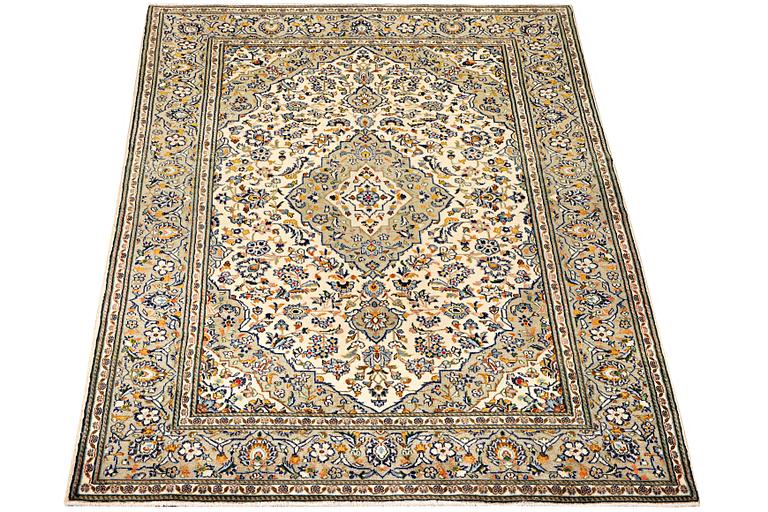 A Kashan carpet, c. 208 x 135 cm.