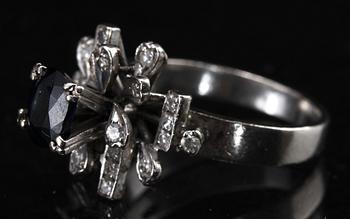 RING, 18k vitguld med briljantslipade diamanter och safir.