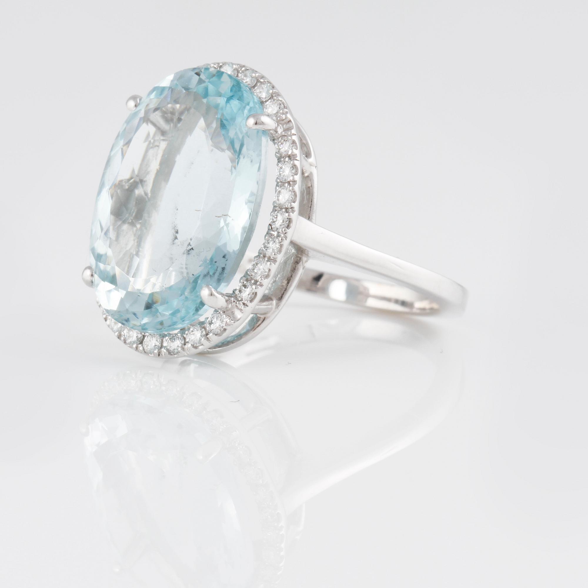 RING, 18K vitguld med fasettslipad akvamarin ca 10.60 ct samt briljantslipade diamanter ca 0.30 ct. Vikt 7,5 gram.