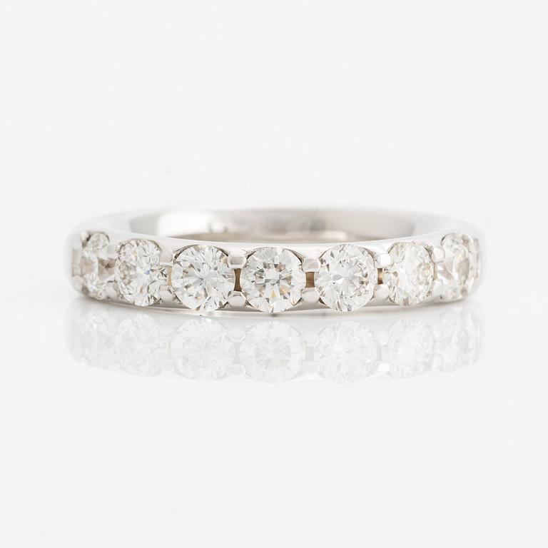 Half-eternity ring with brilliant-cut diamonds.