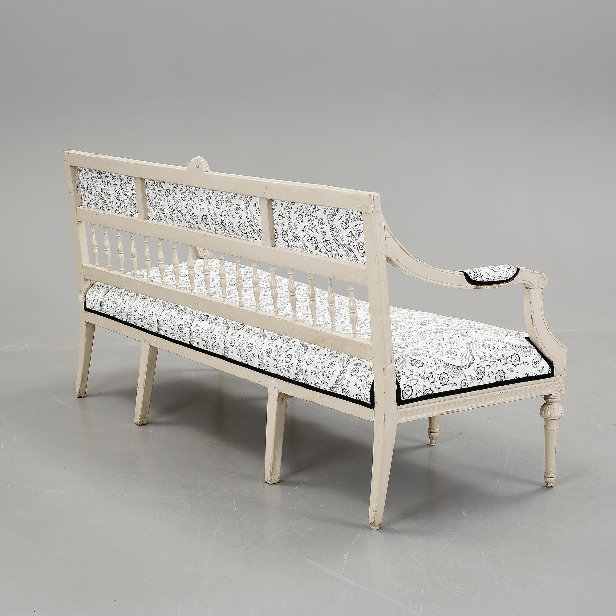 SOFFA, sengustaviansk, omkring år 1800.