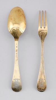 MATSKED, förgyllt silver, Andreas Kinberg, Borås 1766 samt GAFFEL, förgyllt silver. Vikt ca 106 g.