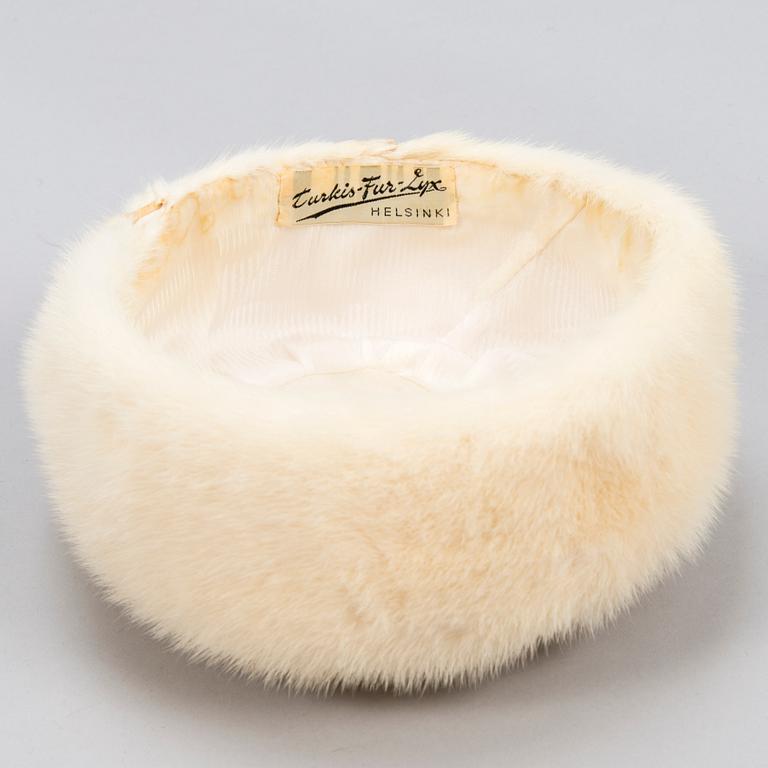 PÄLSJACKA MED BÄLTE SAMT HAT.