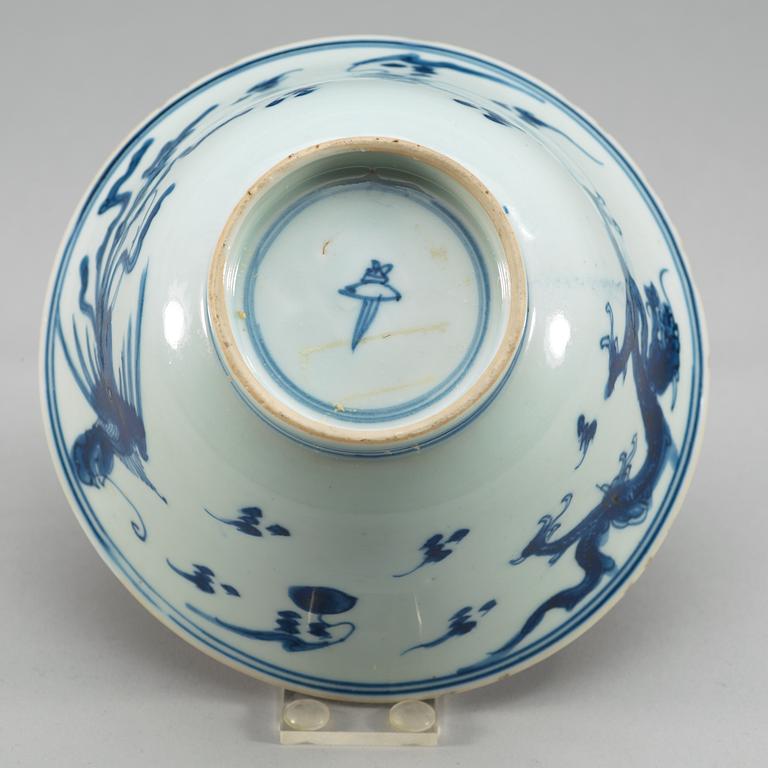 A blue and white Transitional bowl, 17th Century.