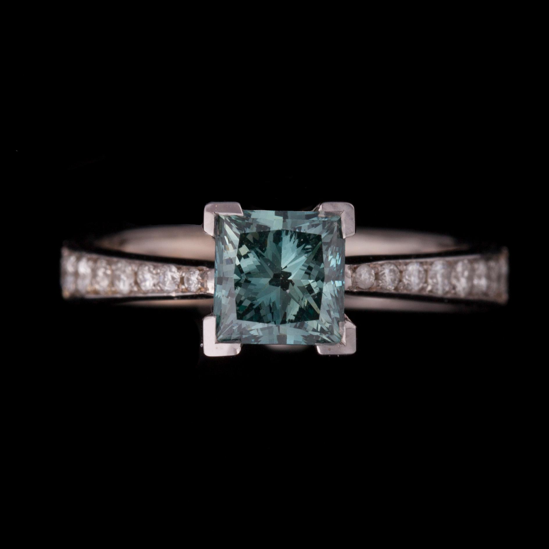 RING, 18K vitguld, färgad blå diamant, färglösa diamanter. Vikt ca 4,2 g. Intyg.