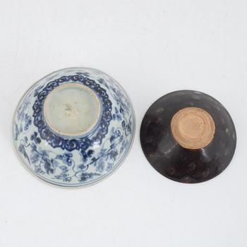 Two Chinese bowls, porcelain and stoneware, part Ming dynasty.