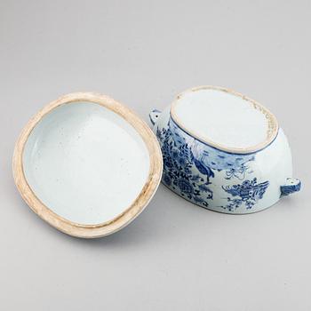 A blue and white tureen with cover, Qing dynasty, Qianlong (1736-95).