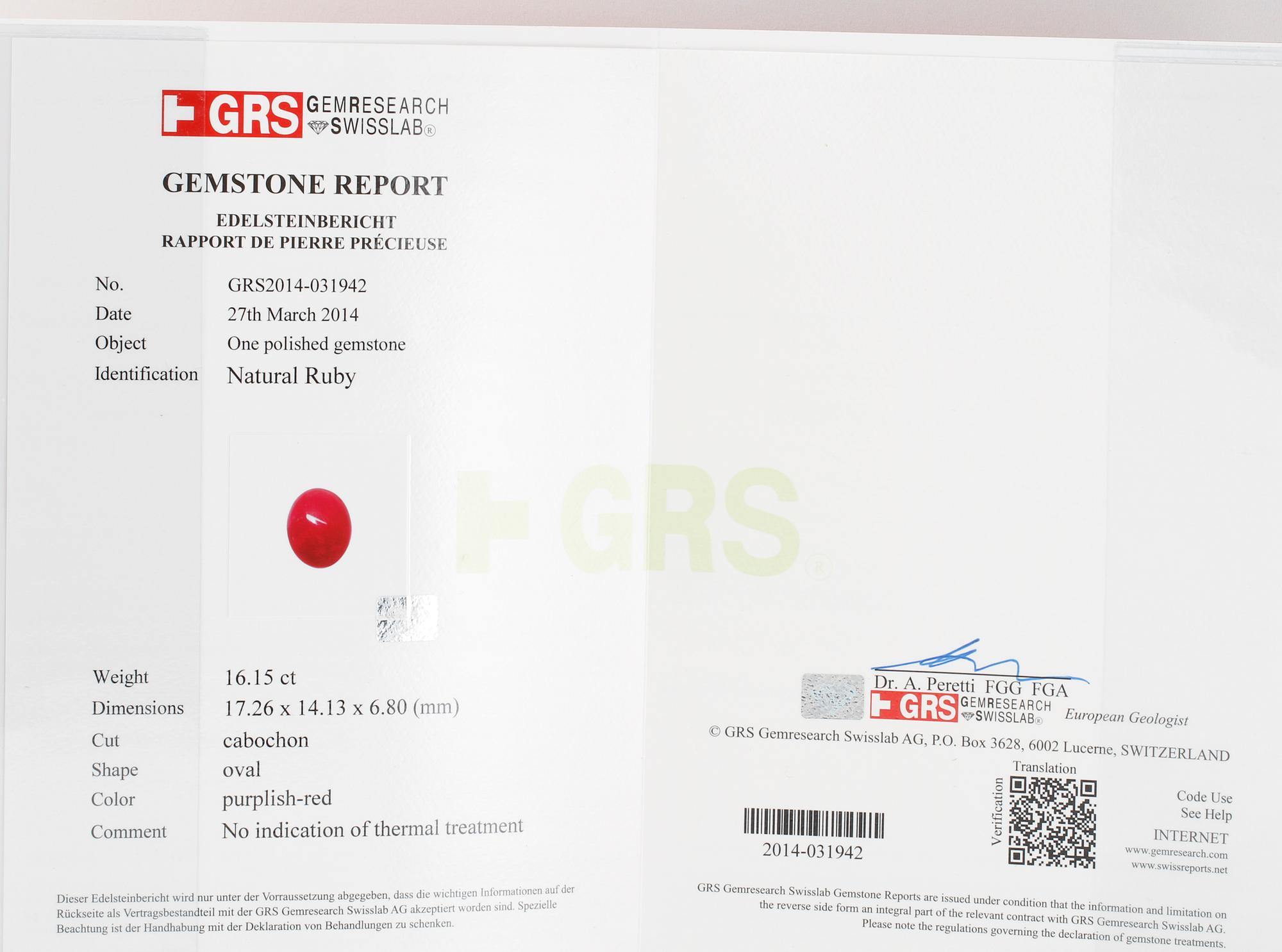 RING, 18K vitguld med naturlig cabochonslipad rubin, 16.15 ct samt små briljantslipade diamanter. Vikt 14,1 gram.