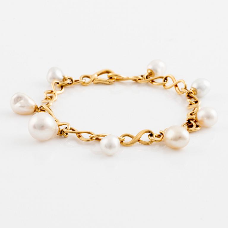 An 18K gold and cultured Keshi pearl bracelet.