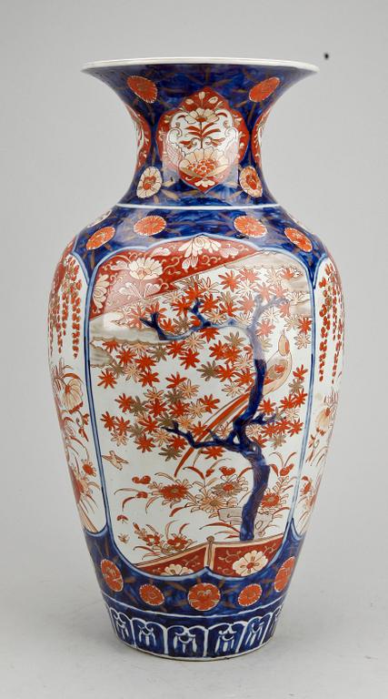 GOLVVAS, porslin, Imari, Japan 1900-talets början.