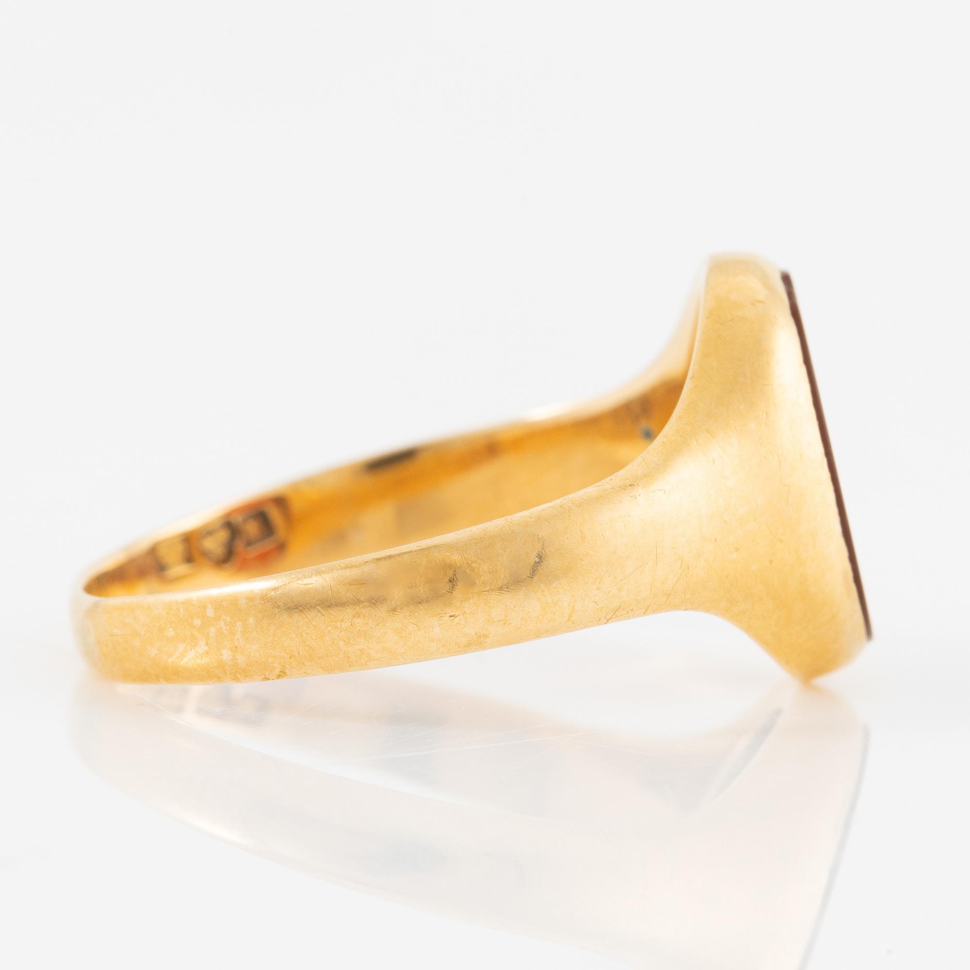 Ring, signet ring, 18K gold with carnelian.