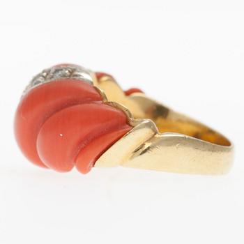 SORMUS, 18K kultaa, korallia, briljanttihiottuja timantteja yht. n. 0,60 ct. Paino 7,8 g.