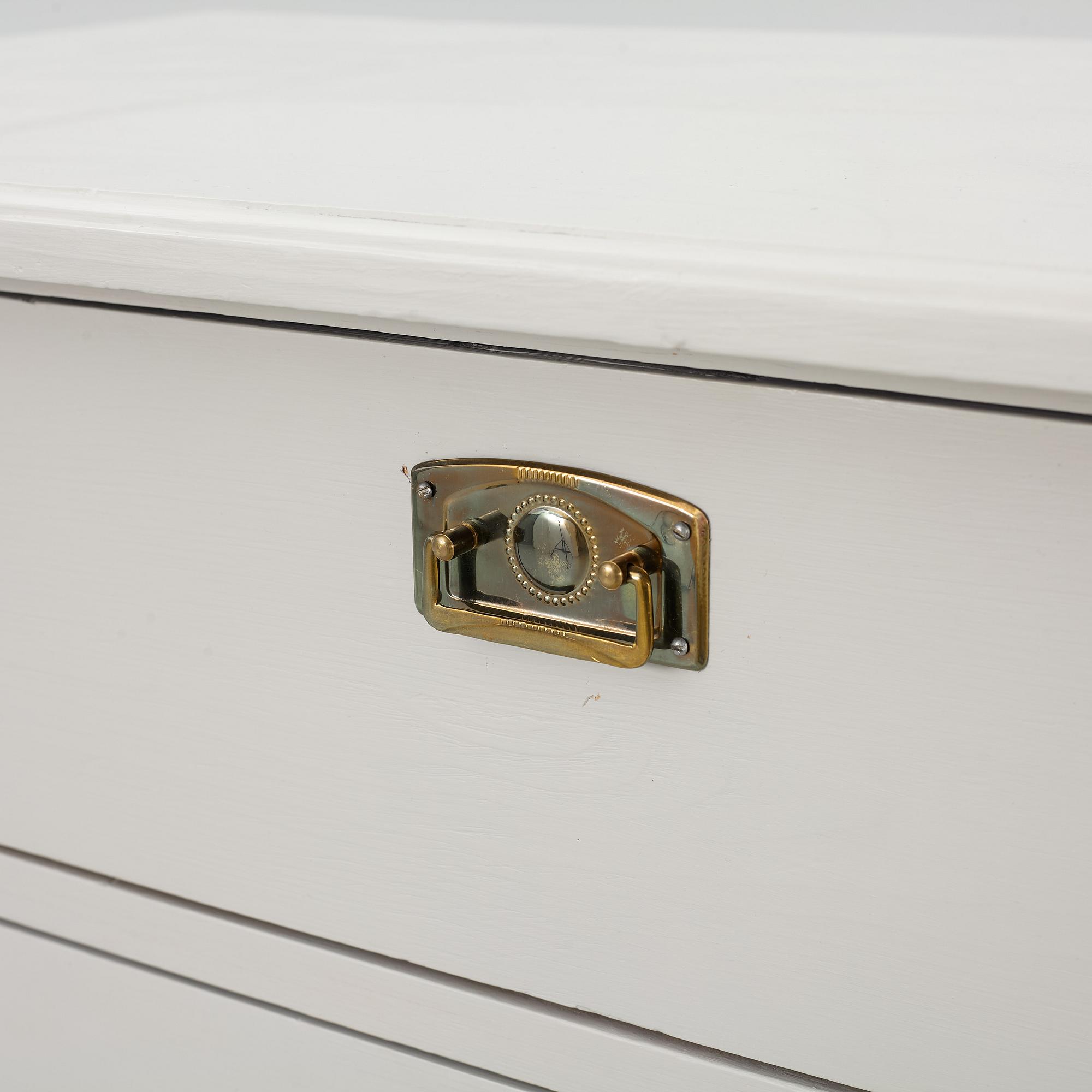 A chest of drawers, early 20th Century.