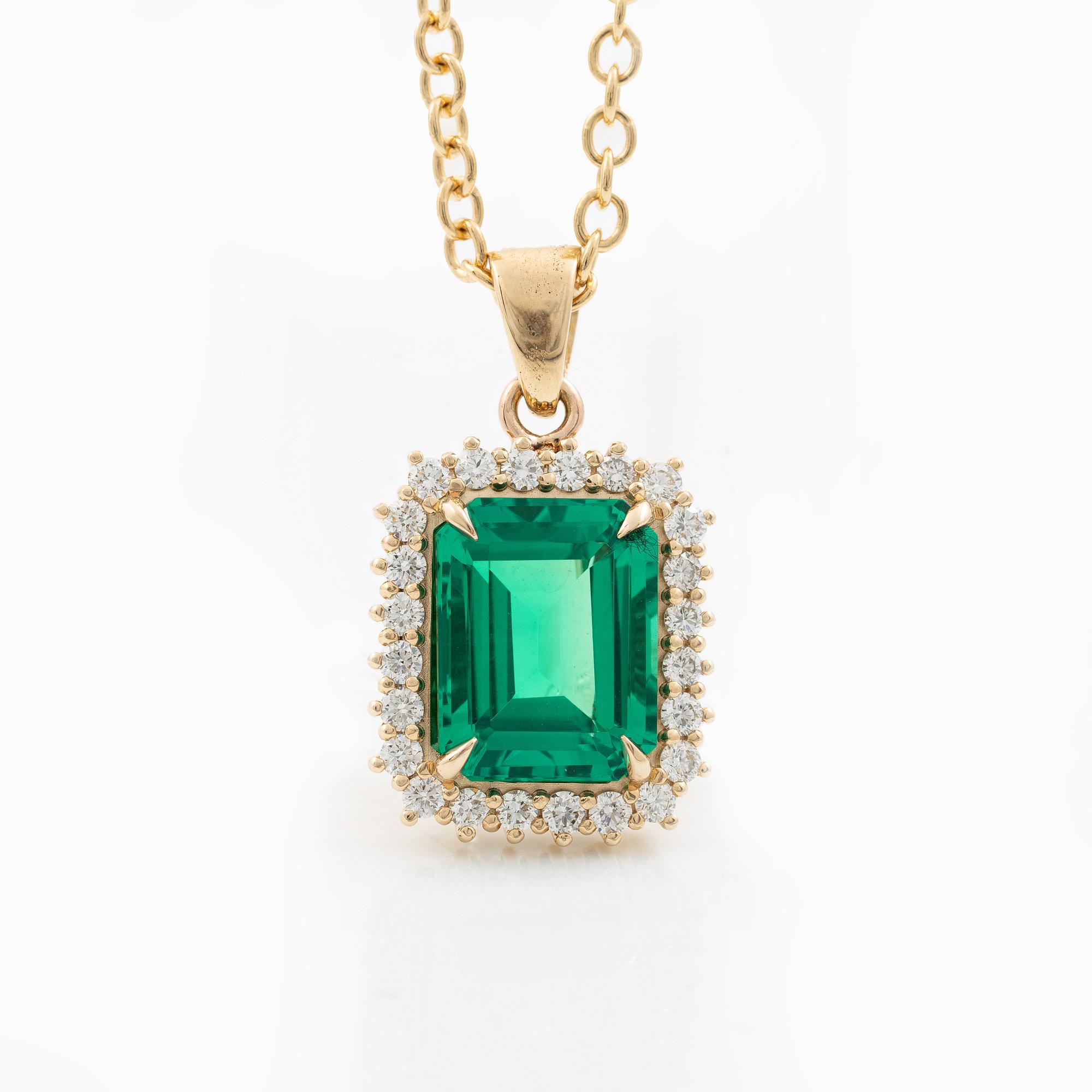 Necklace 18K gold with synthetic emerald and brilliant-cut diamonds.
