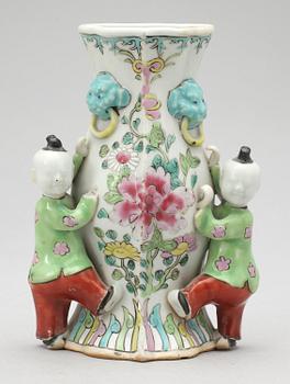 VÄGGVAS, porslin, Kina, 1800-tal.