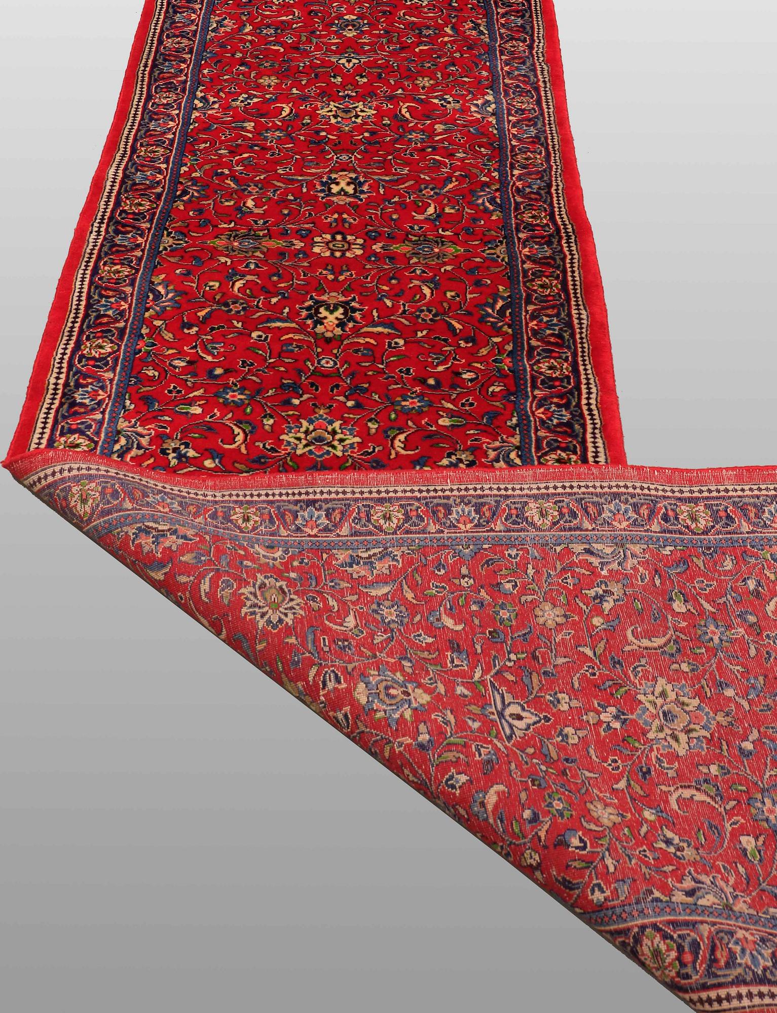 A Saruk runners carpet, 427 x 90 cm.