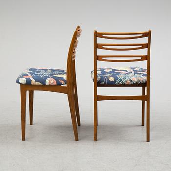 MATGRUPP, sex stolar samt bord. 1950-tal, två iläggsskivor medföljer.